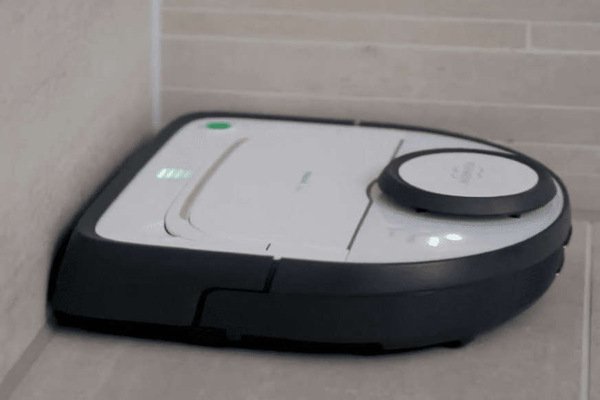 D-Förmiger Saugroboter saugt in Ecken.